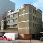 Fachada principal del Brighthelm Church and Community Centre, destacando la arquitectura moderna y la cruz.