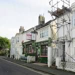 Fachada de The Rose Hill Tavern en Brighton, vista desde la acera
