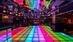 Pista de baile principal de Pryzm con iluminación de colores vibrantes