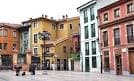 Plaza o rincón del casco antiguo de Oviedo con edificios de colores vibrantes