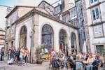 Vista panorámica del exterior de A Carrilana y su terraza en el entorno histórico de Santiago