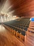 Interior de la sala del Auditorio Municipal de Vigo con asientos y revestimiento de madera