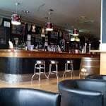 Vista del área de la barra y taburetes en el interior del Rocket Rock Club