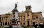 Fachada lateral del teatro junto al monumento de la Plaza de Okendo
