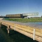 Pasarela de madera sobre el humedal que conduce a la entrada del Centro Ataria