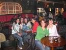 Ambiente interior del Pub Ícaro en Vigo con grupos de personas y mesas de madera