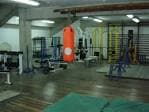 Sala de entrenamiento interior con equipamiento deportivo y saco de boxeo