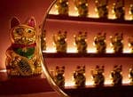 Detalle de la decoración interior con estatuas doradas de Maneki-neko