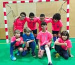 Equipo deportivo posando en el pabellón o gimnasio del colegio