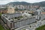 Vista aérea de edificios residenciales modernos en el barrio de Altza, San Sebastián