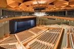 Vista panorámica del interior del auditorio con el escenario y el patio de butacas