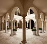 Patio interior de columnas con arquería de estilo renacentista