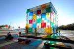 Primer plano del cubo de cristal multicolor, símbolo arquitectónico del museo
