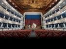 Interior del auditorio con vista hacia el escenario y el telón principal