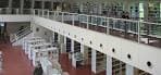 Vista interior de la biblioteca con estanterías y diseño de doble altura