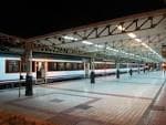 Andén de la estación de tren de Vitoria-Gasteiz en horario nocturno con un tren estacionado