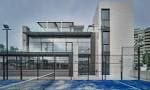 Edificio contemporáneo de usos múltiples con pistas deportivas exteriores
