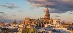 Vista panorámica de la Catedral de Sevilla y la Giralda durante el atardecer