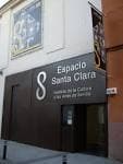 Fachada de acceso al Espacio Santa Clara con señalización institucional