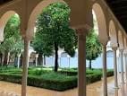 Vista de los jardines interiores desde las galerías del claustro
