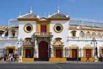 Fachada principal de la Plaza de Toros de la Real Maestranza con su característica arquitectura barroca en blanco y ocre