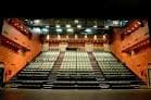 Interior del auditorio con disposición de gradas y patio de butacas