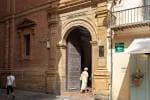 Entrada principal al edificio histórico con arco de medio punto en piedra