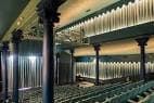Vista del interior del teatro mostrando el patio de butacas y la estructura de columnas