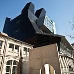 Perspectiva arquitectónica del museo que muestra la integración de la estructura moderna con el edificio original