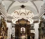 Perspectiva amplia del interior de la iglesia mostrando la cúpula y la nave