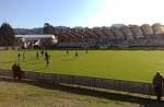 Campo de fútbol Municipal de Barreiro con jugadores en el césped bajo el sol