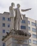 Estatua de los Hermanos García Naveira en la plaza