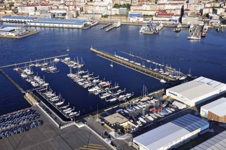 Vista aérea del Puerto Deportivo Marina Davila Sport con la ciudad de Vigo al fondo