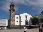 Vista exterior de la Iglesia de Santo Domingo y su torre desde la plaza principal de Betanzos
