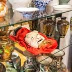 Detalle de una máscara japonesa de los años 40 expuesta entre otros objetos antiguos