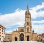Fachada principal y torre gótica de la Catedral de Oviedo bajo cielo azul