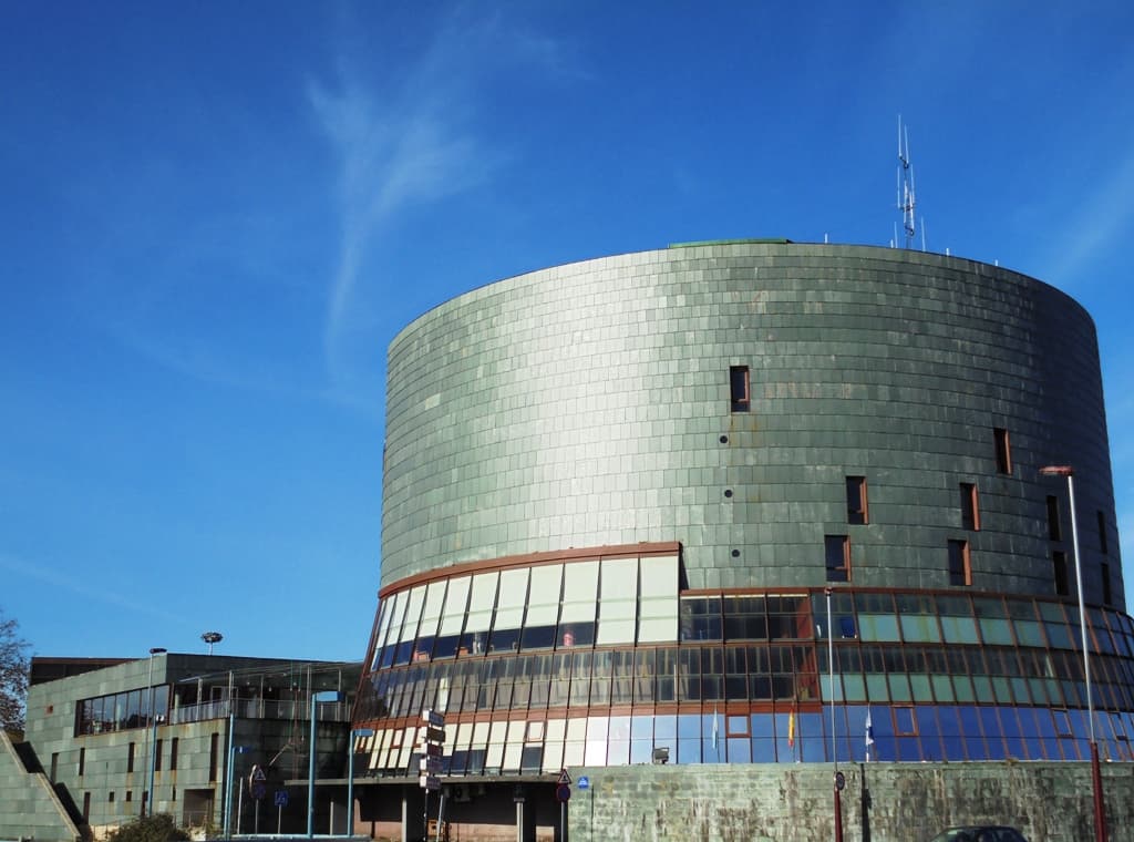 Vista exterior del Auditorio y Palacio de Congresos de Pontevedra bajo un cielo azul