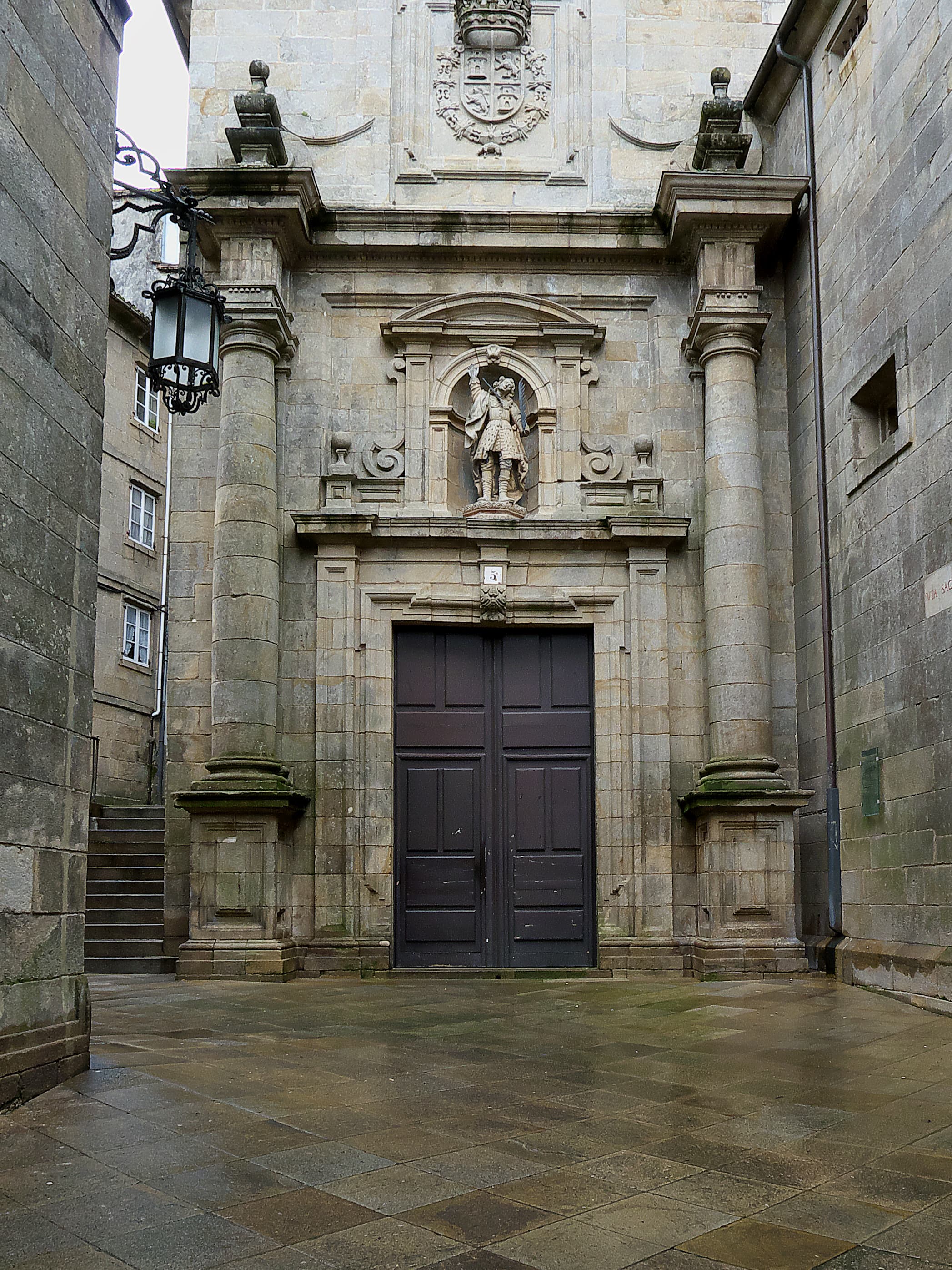 Entrada principal de la Iglesia de San Paio de Antealtares en día nublado