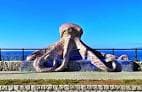 Escultura del pulpo en el Paseo Marítimo de A Coruña con el mar de fondo