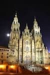 Catedral de Santiago de Compostela iluminada por la noche con la luna visible
