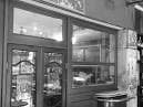 Vista en blanco y negro de la entrada y escaparates del Café De Catro a Catro