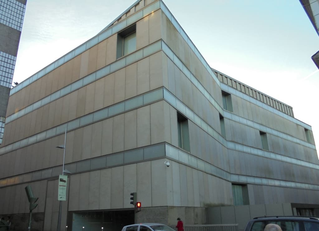 Vista exterior del Edificio Castelao con su arquitectura moderna escalonada