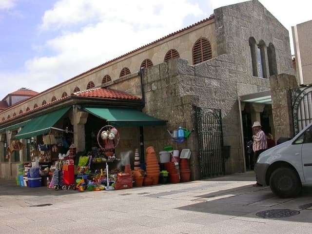 Vista exterior de la fachada principal de la Praza de Abastos
