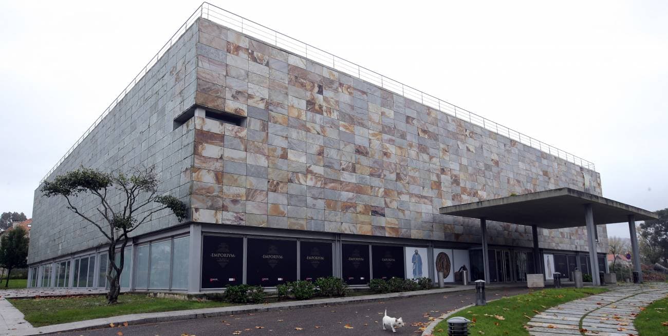 Vista exterior angular del Museo Verbum con su fachada moderna