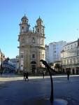 La Plaza de la Peregrina con la iglesia al fondo y la estatua del loro Ravachol en primer plano