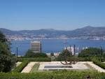 Vista general del monumento a los Galeones de Rande y la ría de Vigo