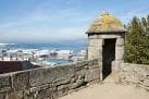 Garita del Castillo de San Sebastián con vistas a la ciudad y el mar