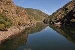 Reflejos en las aguas tranquilas del Embalse de Santo Estevo.