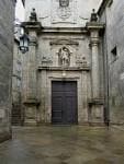 Entrada principal de la Iglesia de San Paio de Antealtares en día nublado