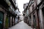 Callejón estrecho de piedra en el casco antiguo de Pontevedra